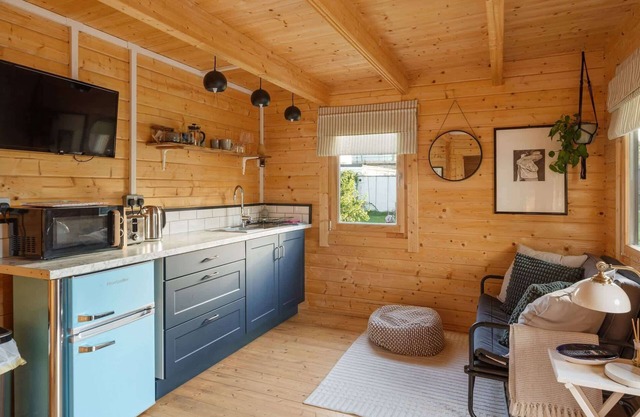 Scandi-Style Cabin in Bideford, Private Parking