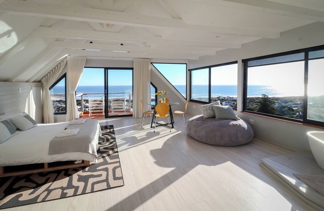 Scarborough Loft: Your Stylish Seaside Retreatn