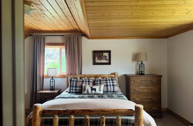 Scenic Cabin Escape- Steps to Goldbug Trailhead