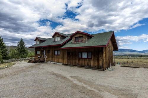 Scenic Cabin with Wildlife Views Near Madison River, Ennis, Montana