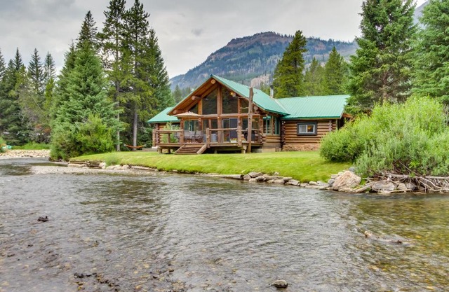 Scenic Montana Cabin Rental about 1 Mi to Yellowstone!