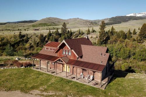 Scenic Mountain Cabin with Creekside Deck & Outdoor Fireplace near North Meadow Creek, Montana