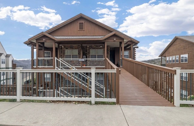 Scenic Mountain Log Cabin by Silver Dollar City & Table Rock Lake!