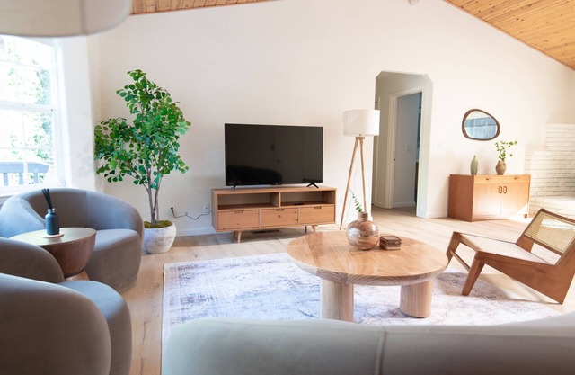 Scenic Mountain Retreat - Hot Tub, Wineries, Lakes