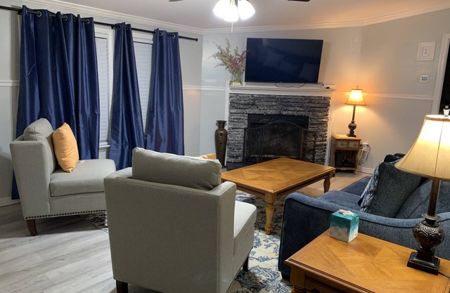 Scenic Mountain Views 4 Bed 2 Bath