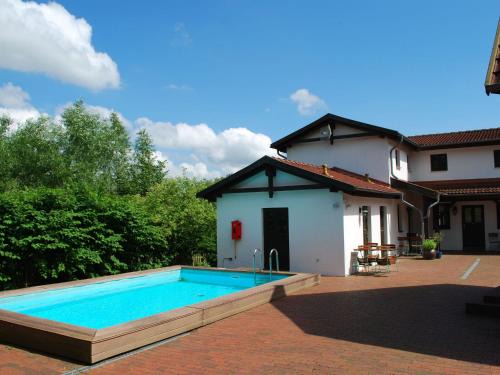 Schönes Ferienhaus in Dargun mit Pool