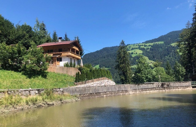 Schönbacher Hof with a view of the Hohe Salve