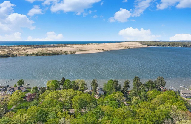 Schooner and Whoop-Ti-Do Cottages: Private Beach on Silver Lake!