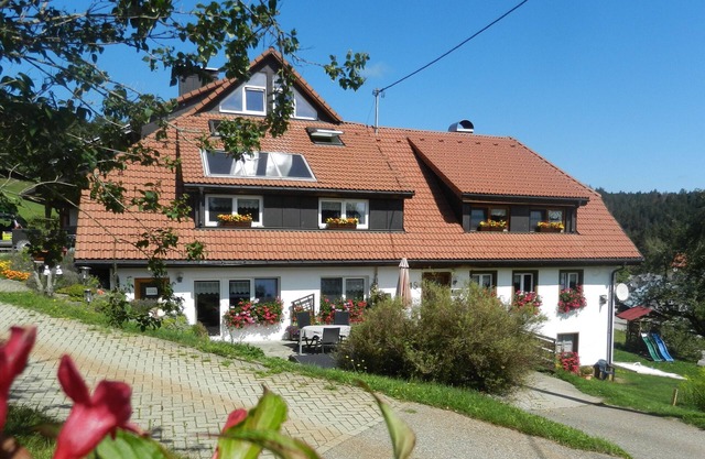 ‘Schwalbennest’, the large holiday flat on the ground floor offers space for 2 to 5 people.