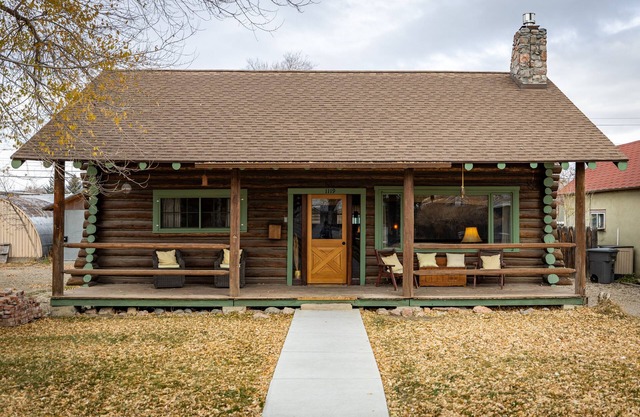 Scout's Rest in Cody - Beautiful Cozy Log Cabin that sleeps 8!