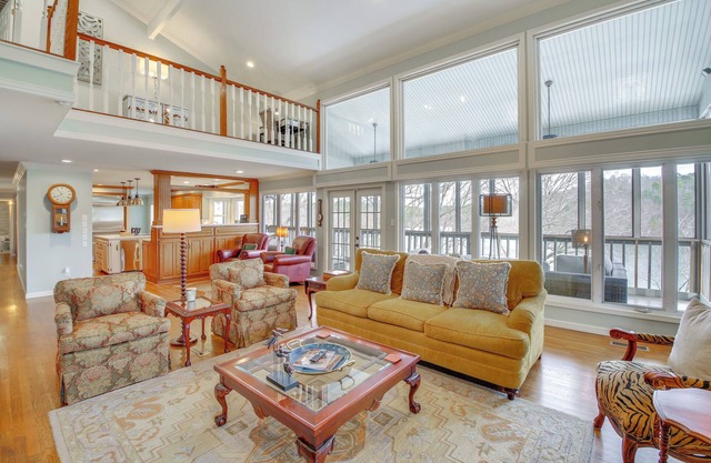 Screened-In Porch w/Views: Hot Springs Getaway!