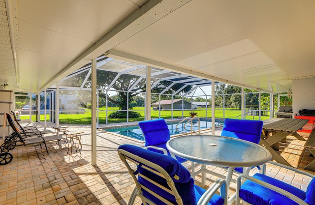 Screened Pool & Grill: Sunny Sarasota Stay!