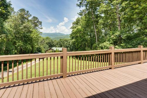 Screened Porch, Deck and Mtn Views Andrews Retreat!