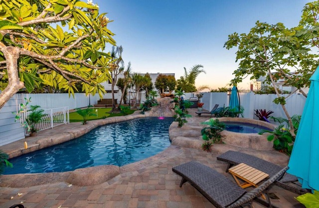 SD2-luxury-saltwater heated pool/walk to beach