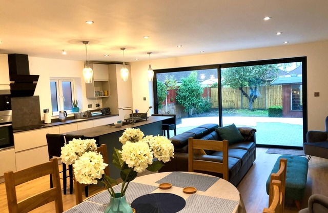 Sea Breeze - 4 bed family home near the beach in Poole Harbour