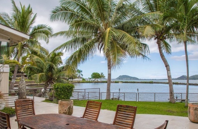 Sea Breeze Estate~Can sleep up to 24! Waterfront, Spa, AC!