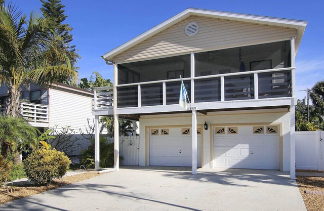 Sea Breeze Palmetto Home. Heated Pool, 1.5 Block from Beach