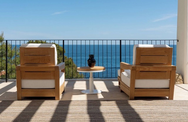 Sea front! Wonderfull villa with sea views from every room.