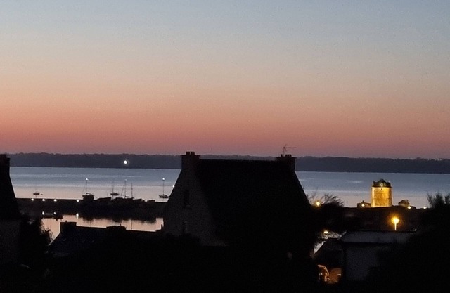 SEA VIEW A TRUE CAMARET FISHERMAN'S HOUSE, WITH THE HARBOUR AT YOUR FEET.