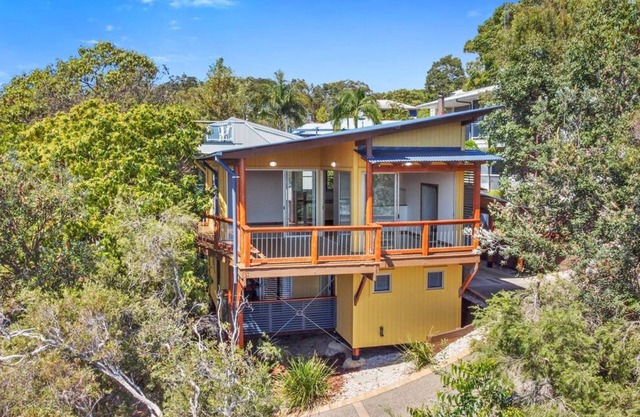 Sea View + Sleeps 8 + 3 mins to beach