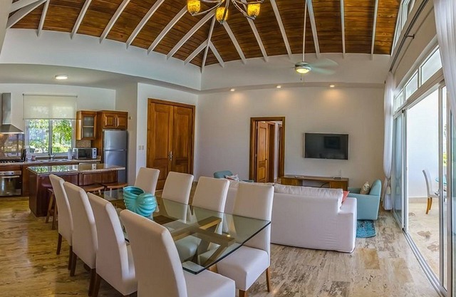 Sea-views 3BD villa on sandy beach, private pool & golf cart, gym/tennis!