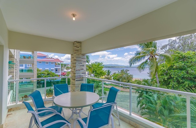 Sea-views central condo with pool, BBQ. Guest-friendly, near sandy beach!