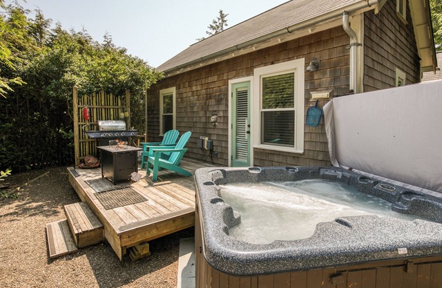 Seabrook Cabin- Private Yard & HotTub, 10 minute walk to town, Dog Friendly