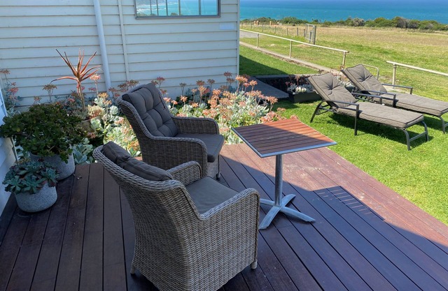 Seacroft Studio - Self Contained Apartment With Stunning Ocean Views