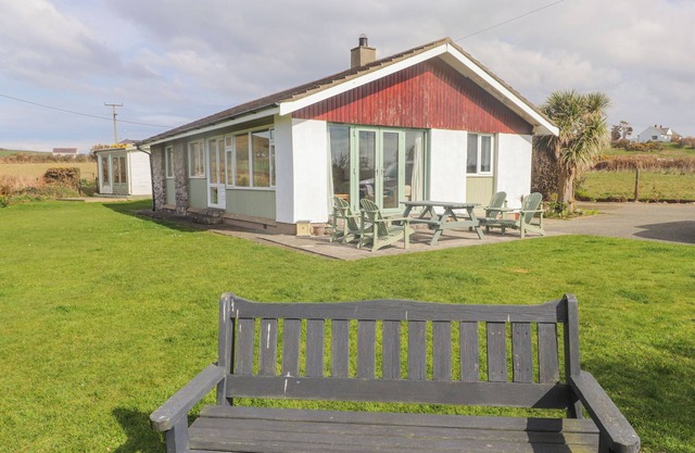 SEAFIELD, pet friendly, country holiday cottage in Cemaes Bay