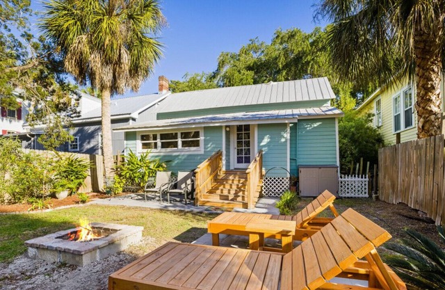 Seafoam Vacation Rental. Historic house near the water, coffee shop, restaurant