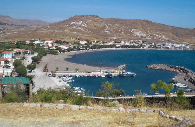 Seafront 2 Bedroom Apartment With Parking