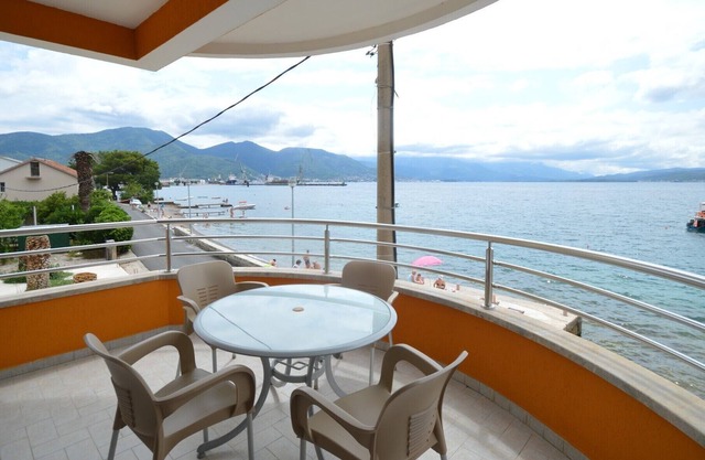 Seafront apartment Bijela