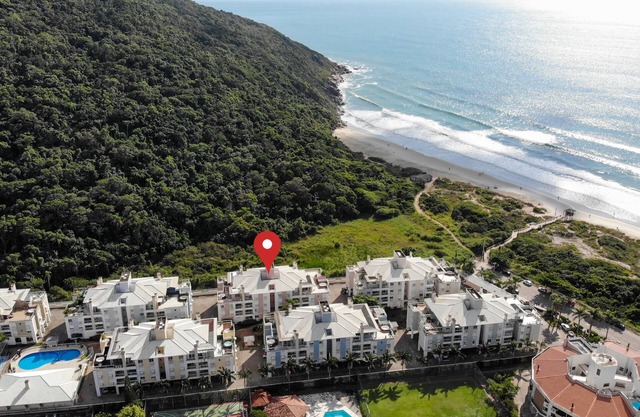 SEAFRONT CONDOMINIUM, SWIMMING POOL, SPORTS COURT, BARBECUE AREA.