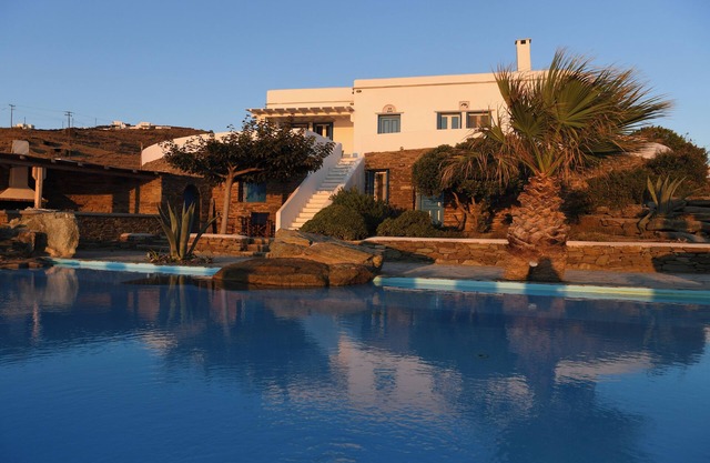 SEAFRONT PROPERTY WITH LARGE PRIVATE POOL