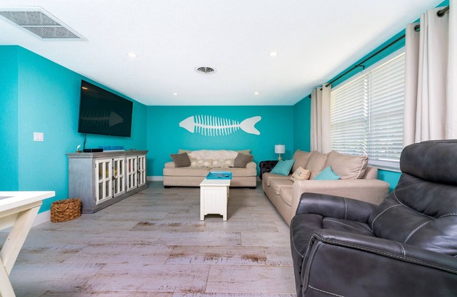 Seaglass Inn at the Beach Shack Just one block from the beach!