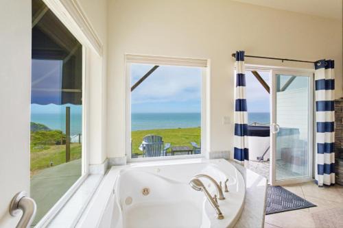 Seagull by OceanviewHotTubs Oceanfront Tesla chrging Shelter Cove