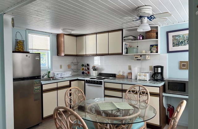 Sealofts #18: Cozy 2-bed loft-style condo on the water with WiFi, pool and AC