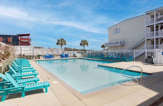 Seas You Later - 2 Bedroom Condo Just 2 Blocks from the Beach with Large Pool, Elevator