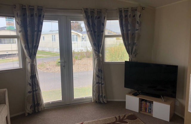 Seaside 2-Bed Caravan Retreat - Sleeps 6 & Parking