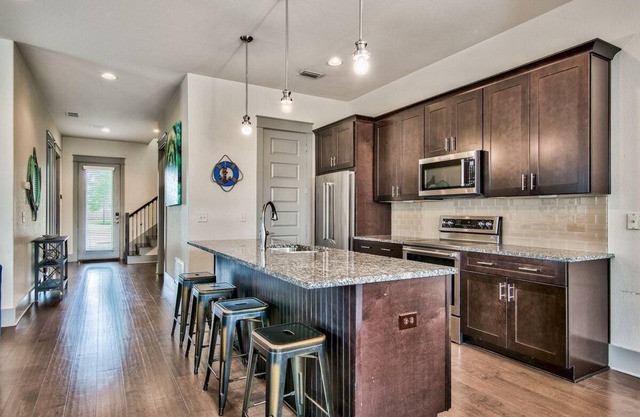 Seaside Bliss: 4B/4B, Patio, BBQ, Pool, Near Beach