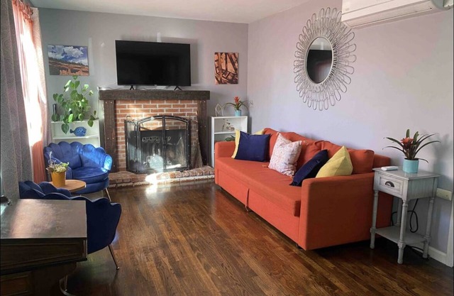 Seaside Boho Bungalow close to beaches, bike trails, Laguna Seca, Pebble Beach.