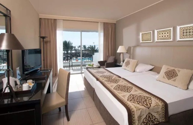 Seaside Resort w/Stunning Views, Full Spa & Family Amenities l 3 Rooms