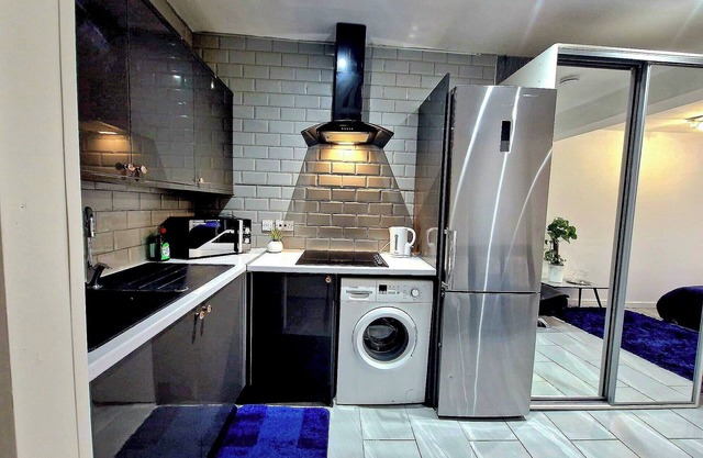 Seaside Escape - Sleeps 4 - Pets Ok - Free Parking