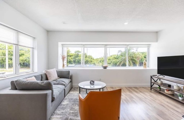 Seaside Escape: 1 Min to Beach, Park, Dining, Shopping & More!n