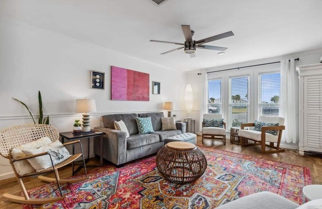 Seaside Haven: Tennis, Pool, Walk to Beach