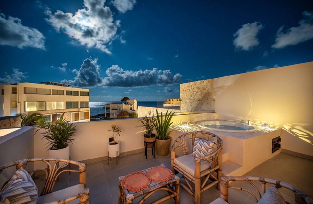 Seaside Penthouse! Rooftop Jacuzzi & Ocean Views!