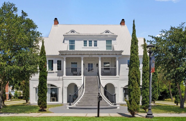 Seaside Retreat-Spacious 5 bedroom 3.5 bath condo near beach, dining & shopping