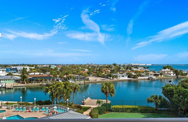 Seaside Serenity: Modern Comforts/Prime Location