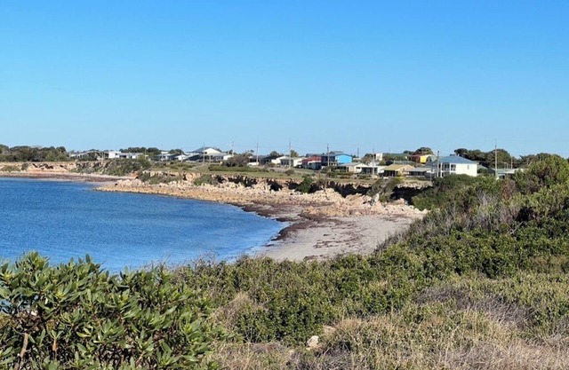 Seaside shack on the empty beachfront remote, only 12 mins from Yorktown.