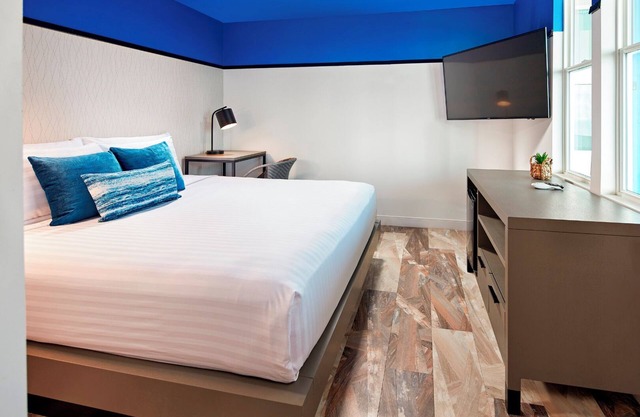 Seaside Stay in Modern Room with Picturesque Partial Ocean Views